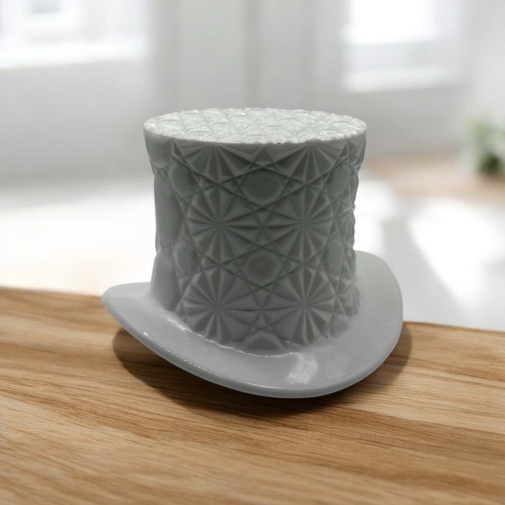 Vintage 1960's Fenton Milk Glass Daisy & Buttons Top Hat‎